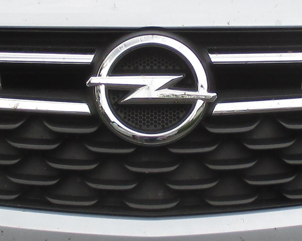 Opel Astra: Der Markenblitz sitzt vorn in einer Chrom-Doppelspange im Kühlergrill.
