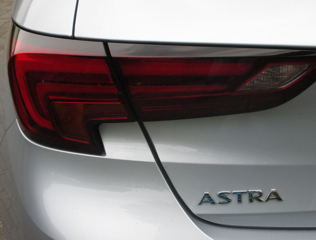 Opel Astra: Moderne Leuchteinheit hinten mit Modellschriftzug.