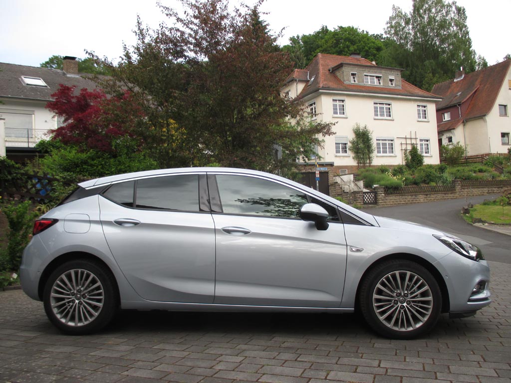 Opel Astra: So sportlich-schnittig sieht das Kompaktmodell von der Seite aus. 