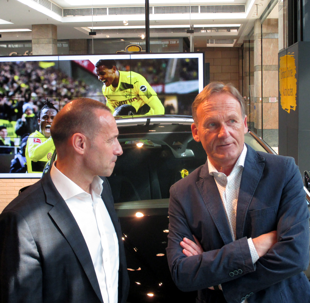Im Cayu-Store vor dem neuen Grandland X: Opel-Deutschland-Chef Jürgen Keller (links) im Gespräch mit Dortmund-Chef Hans-Joachim Watzke. Fotos: Koch