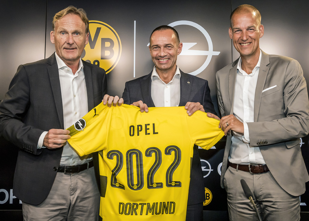 … seit der Vertrag als strategischer Partner zuletzt bis 2022 unter anderem durch (von links) Borussen-Chef Watzke, Opel-Deutschland-Chef Keller und Carsten Cramer, Marketing- und Vertriebschef bei Dortmund, verlängert worden ist. Foto: Opel