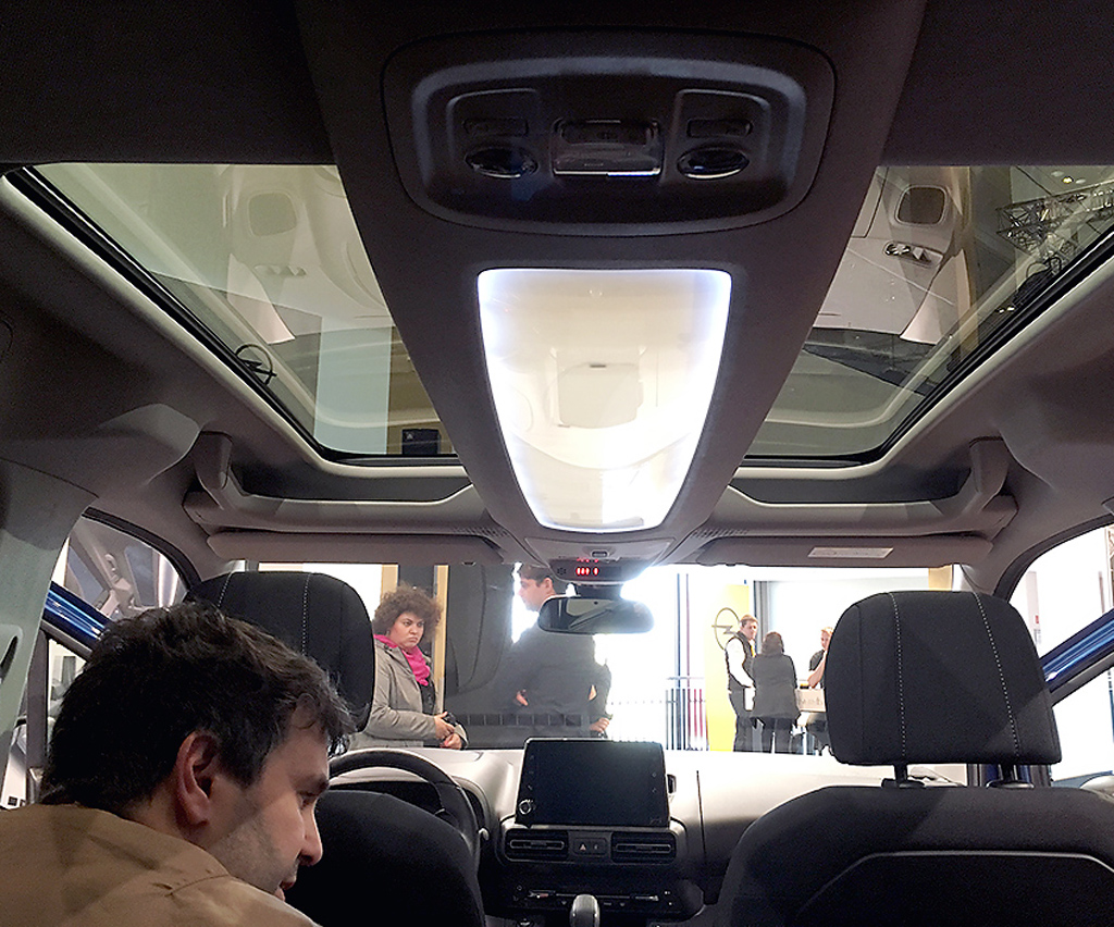 Opel Combo Life: Das optionale Panoramadach sorgt für mehr Licht im Inneren.