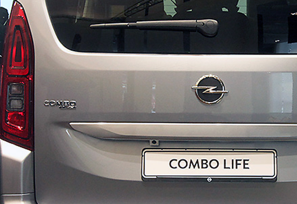 Opel Combo Life: Moderne Leuchteinheit mit Modellschriftzug am Heck.