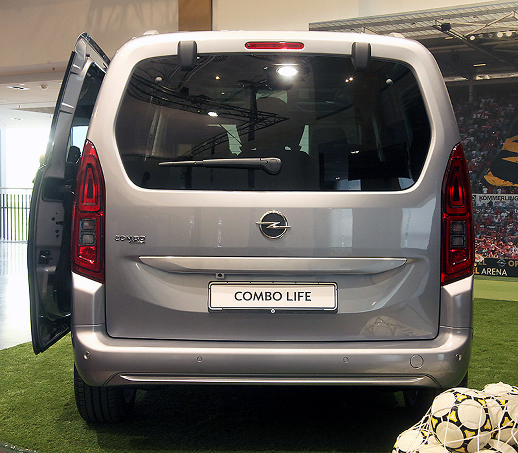 Opel Combo Life: Blick auf die gesamte Heckpartie.
