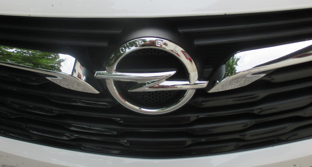 Opel Crossland X: Blick auf den Markenblitz im Kühlergrill vorn.
