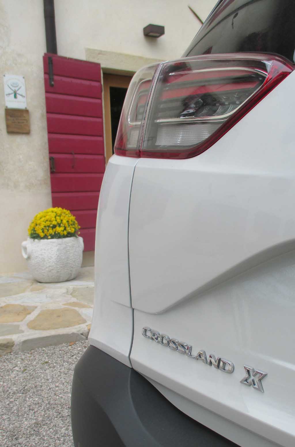 Opel Crossland X: Moderne Leuchteinheit hinten mit Modellschriftzug.