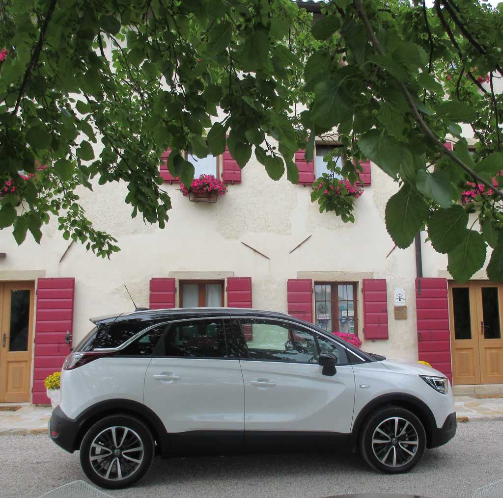 Opel Crossland X: Und so sieht der fünftürige Fünfsitzer von der Seite aus.