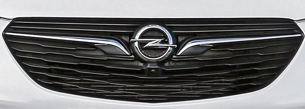 Opel Grandland X Ultimate: Der Markenblitz sitzt vorn im Kühlergrill.