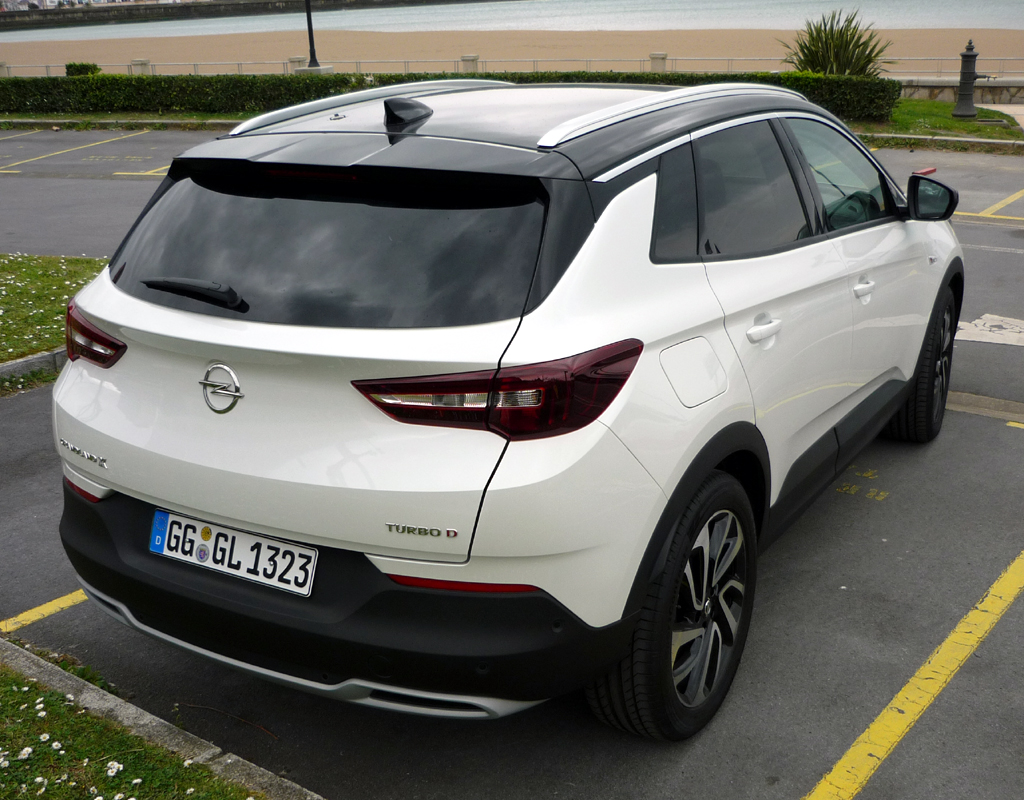 Opel Grandland X Ultimate: Heck-/Seitenansicht.