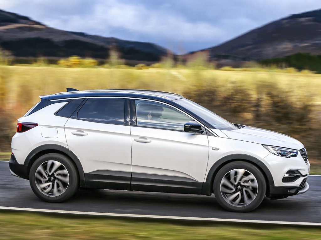 Opel Grandland X Ultimate: Die schnittige Seitenlinie ist ungewöhnlich für ein SUV-Modell.