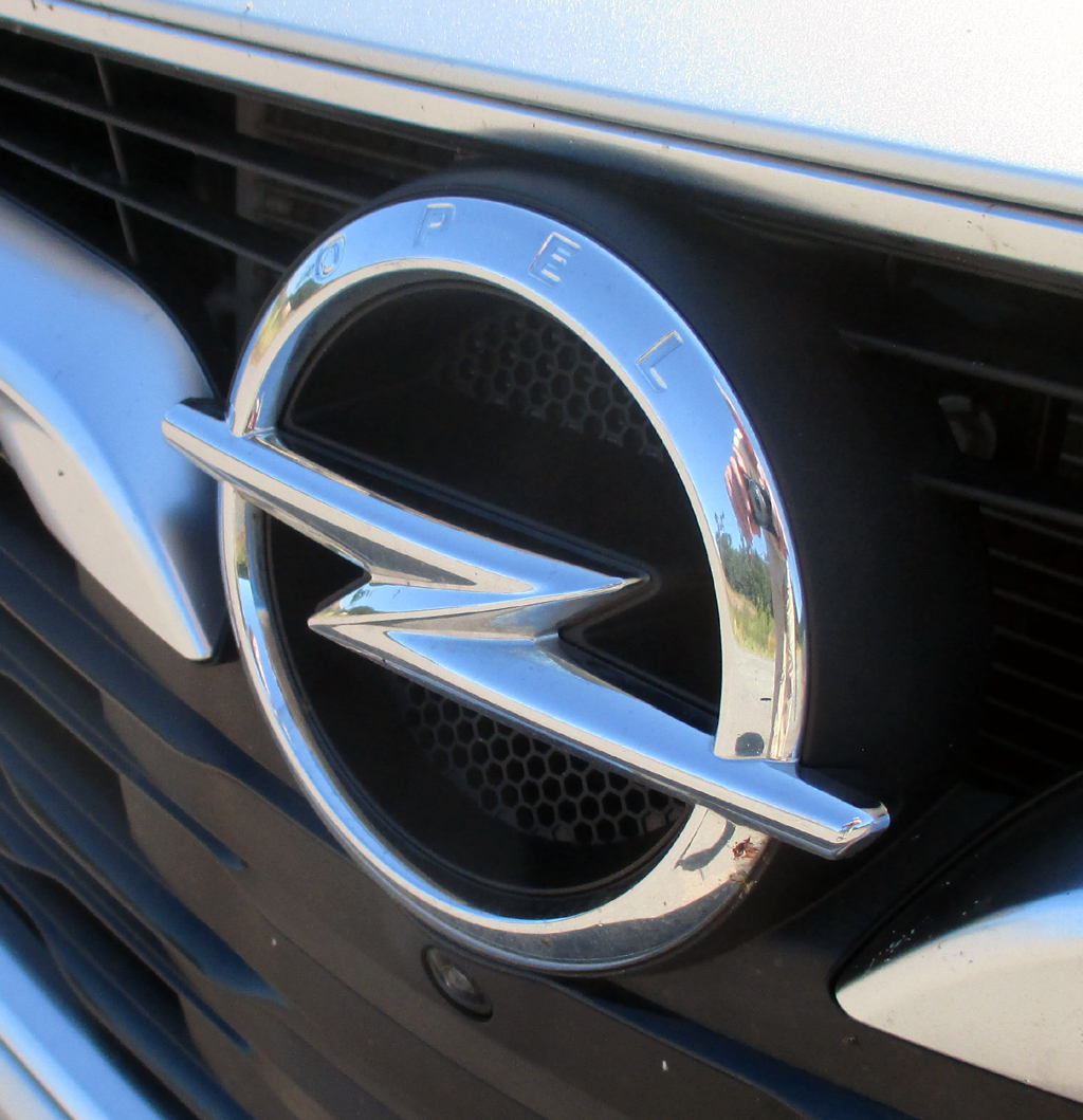 Opel Insignia Sports Tourer GSi: Das Markenlogo sitzt vorn im Kühlergrill.