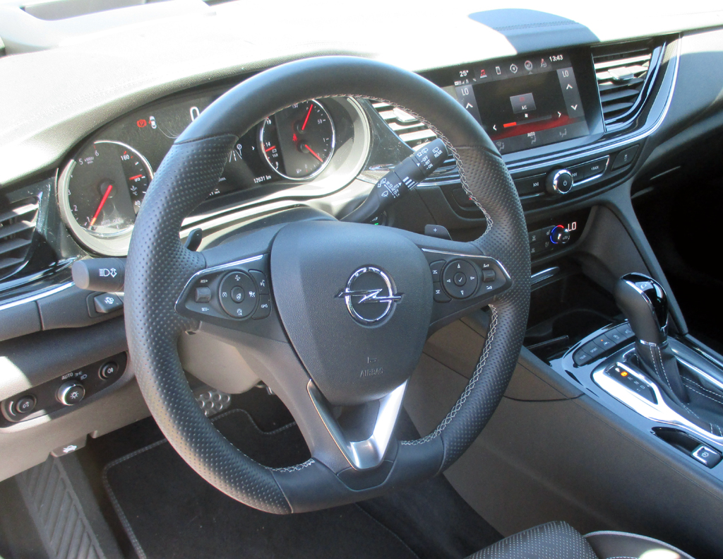 Opel Insignia Sports Tourer GSi: Die Bedienung im Cockpit fällt relativ leicht.