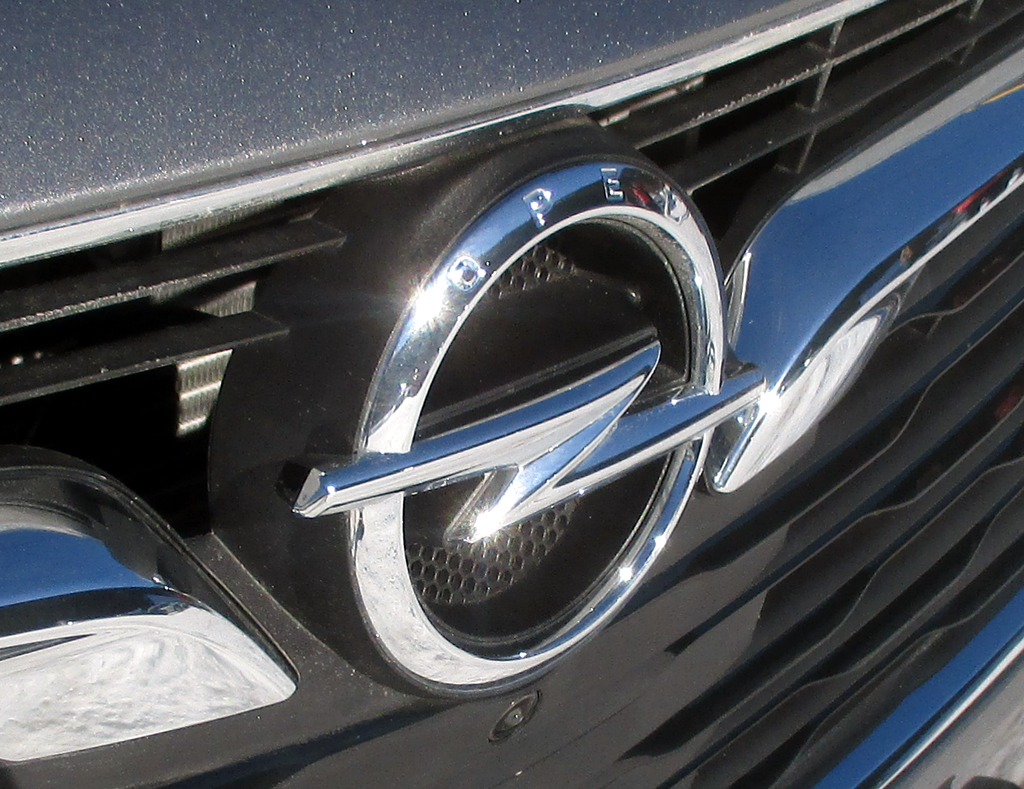 Opel Country Tourer: Der Markenblitz sitzt vorn im Kühlergrill.