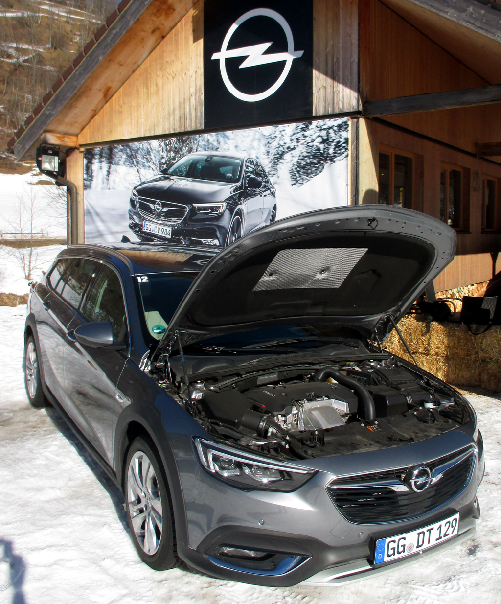 Opel Country Tourer: Blick unter die Haube. Je zwei Benziner und Diesel stehen zur Wahl.