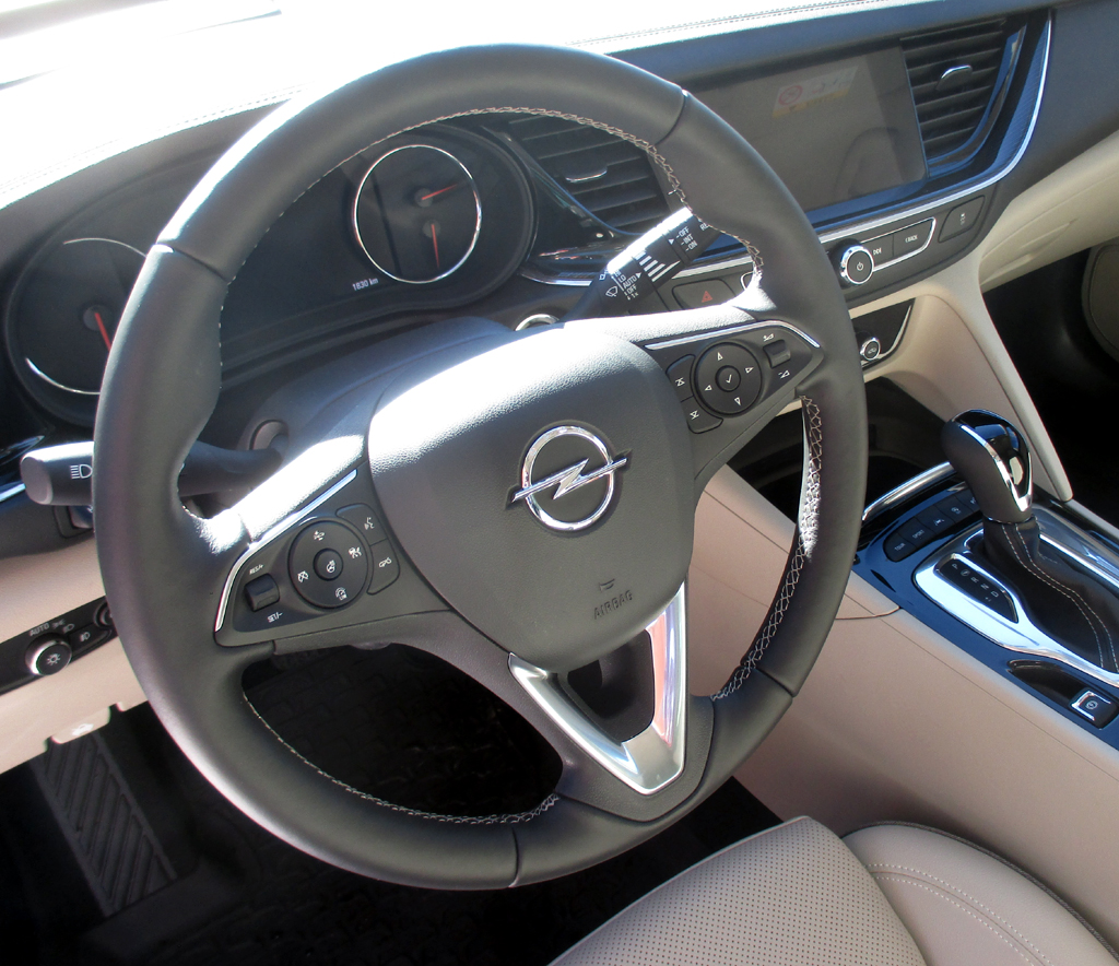 Opel Country Tourer: Im Cockpit geht es sehr übersichtlich zu.