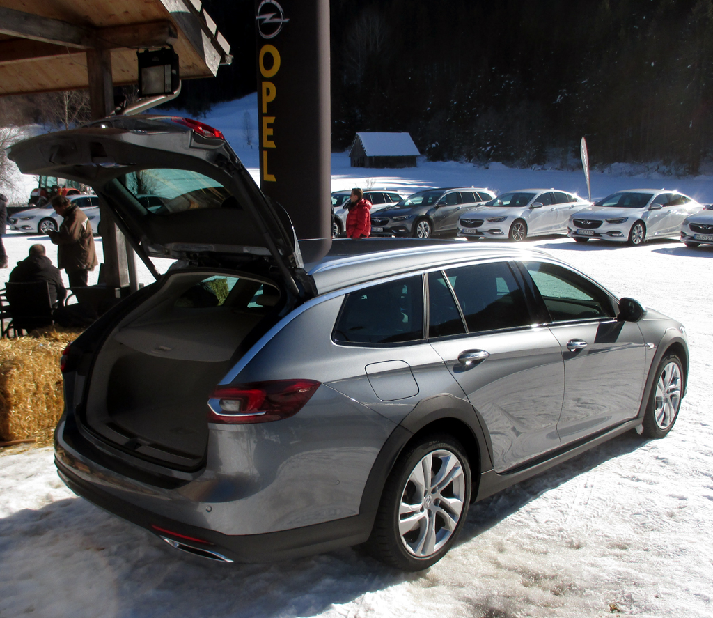 Opel Country Tourer: Das Gepäckabteil fasst jetzt 560 bis 1665 Liter.