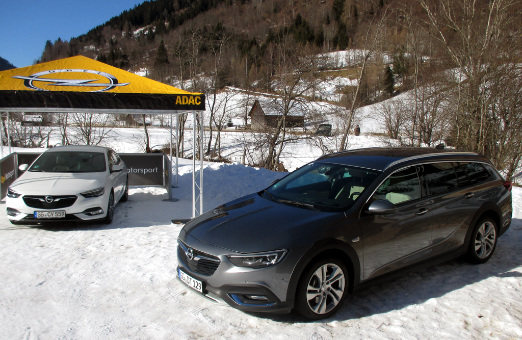 Opel Country Tourer: Auch der Kombi im Offroad-Look fährt nun deutlich formschöner vor. 