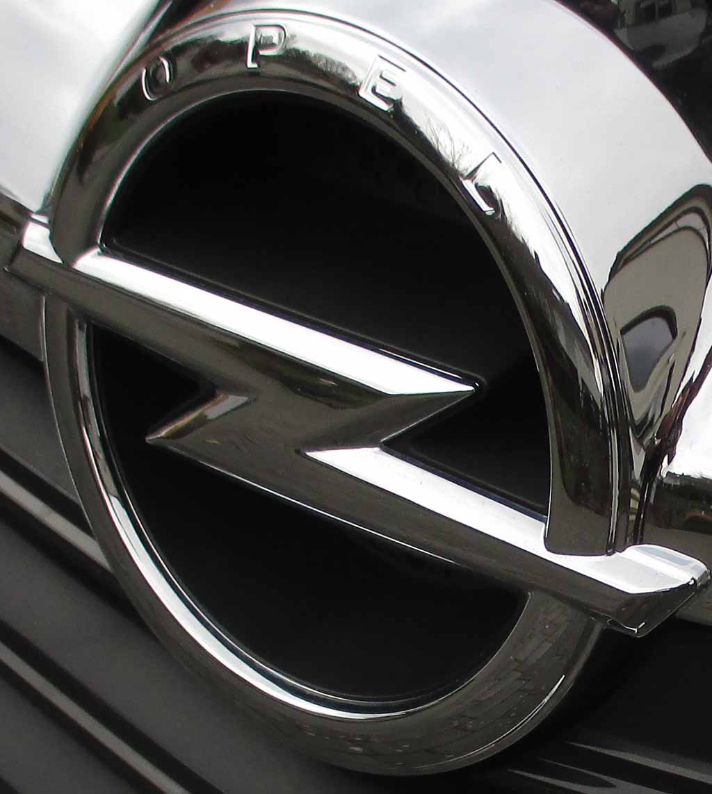 Opel Insignia: Der Markenblitz ziert vorn eine Chromspange im Kühlergrill.