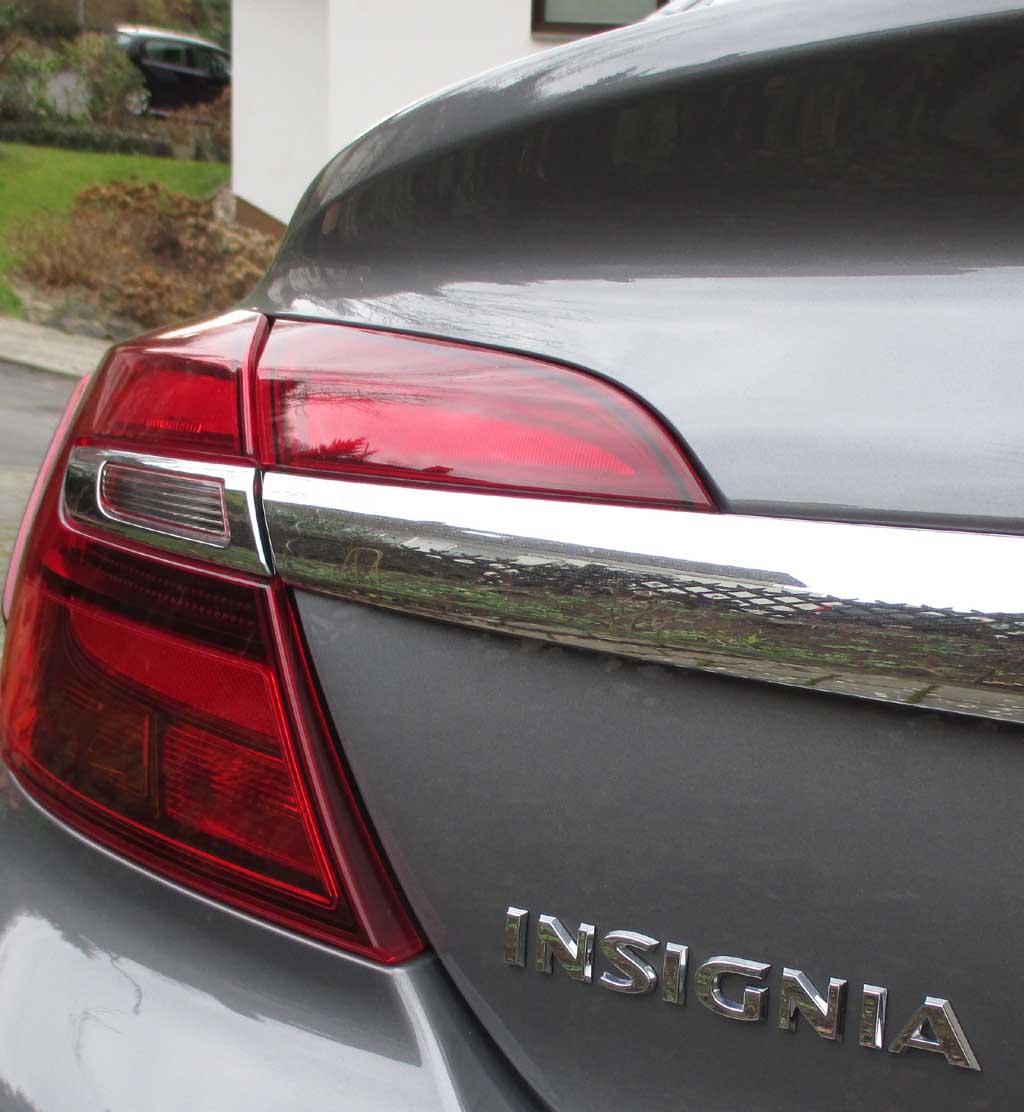 Opel Insignia: Moderne Leuchteinheit hinten mit Modellschriftzug.