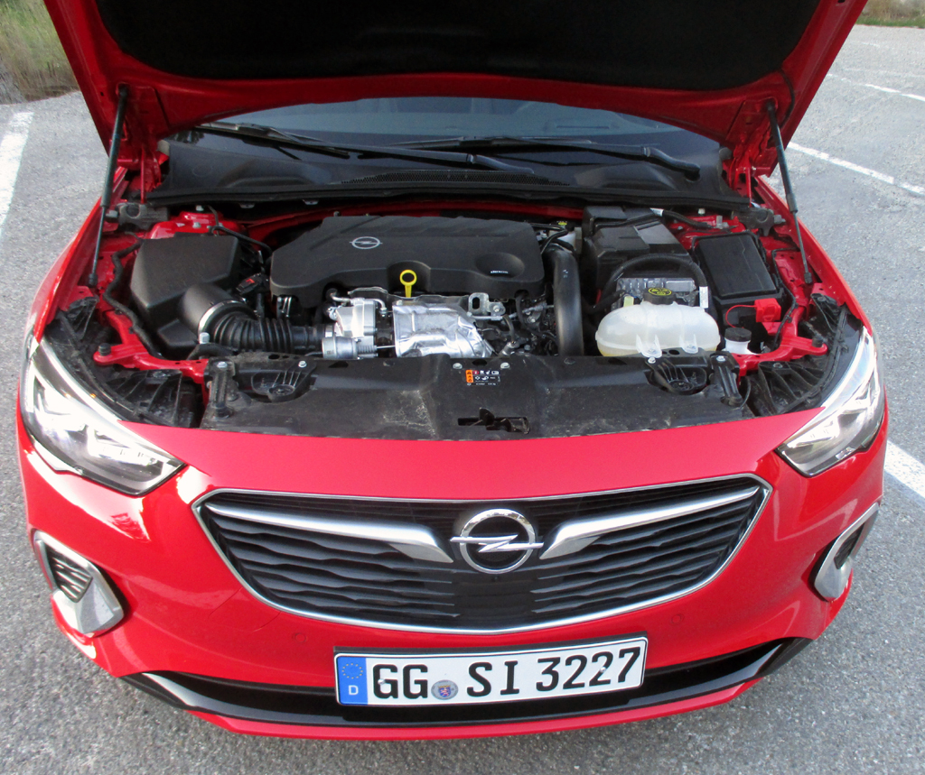 Opel Insignia GSi: Blick unter die Haube auf den 2,0-Liter-Biturbo.