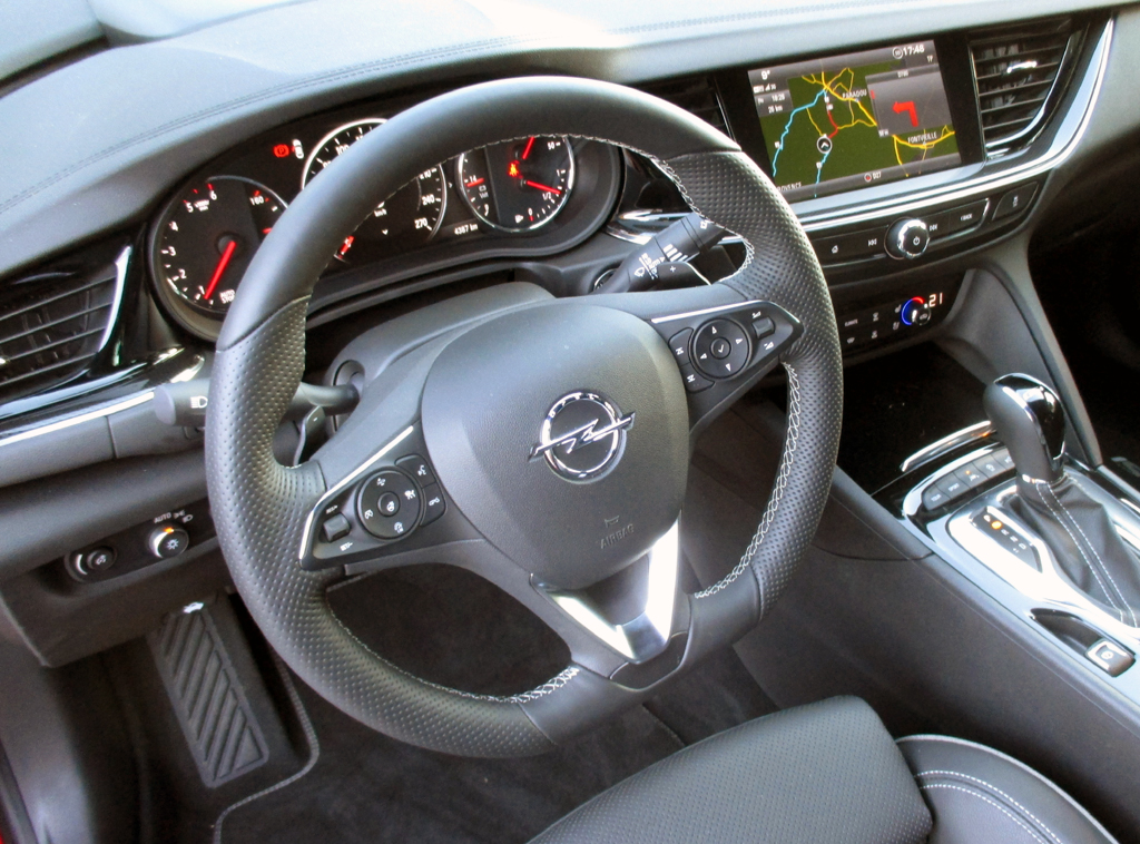 Opel Insignia GSi: Auch im Cockpit geht es recht sportlich zu.