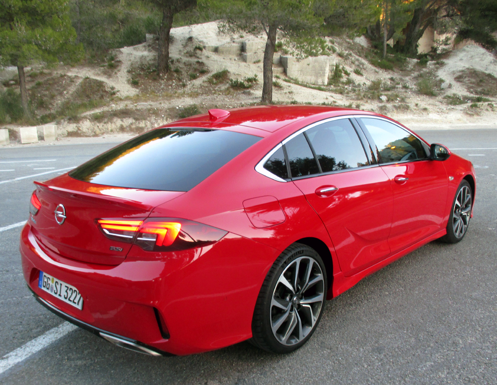 Opel Insignia GSi: Heck-/Seitenansicht.