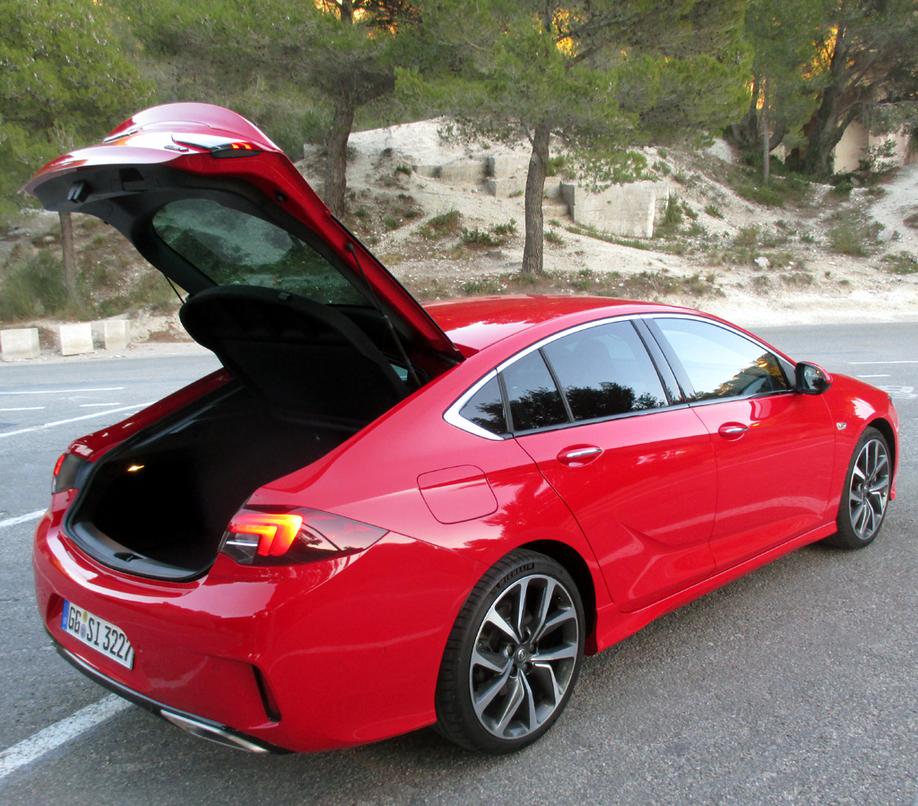 Opel Insignia GSi: Das Gepäckabteil der Limousine fasst 490 bis 1450 Liter.