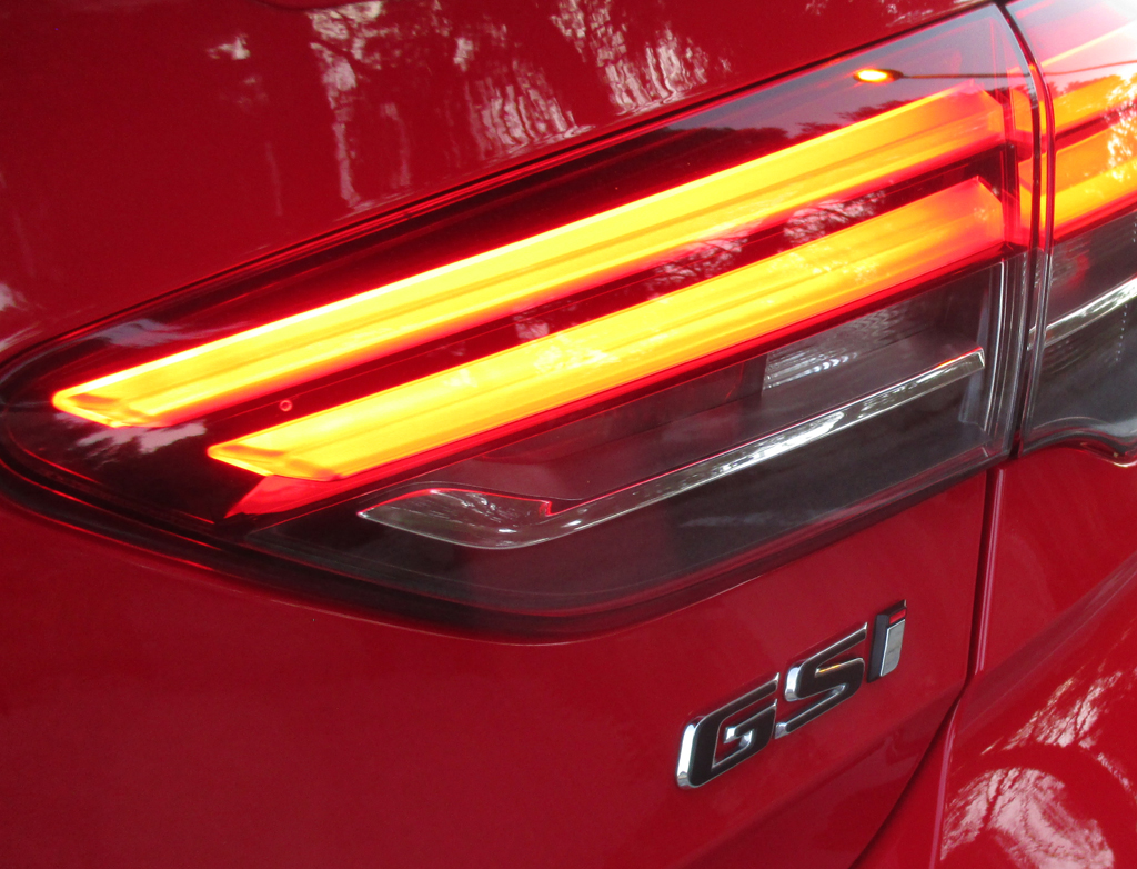 Opel Insignia GSi: Moderne Leuchteinheit hinten mit Modellkennung.