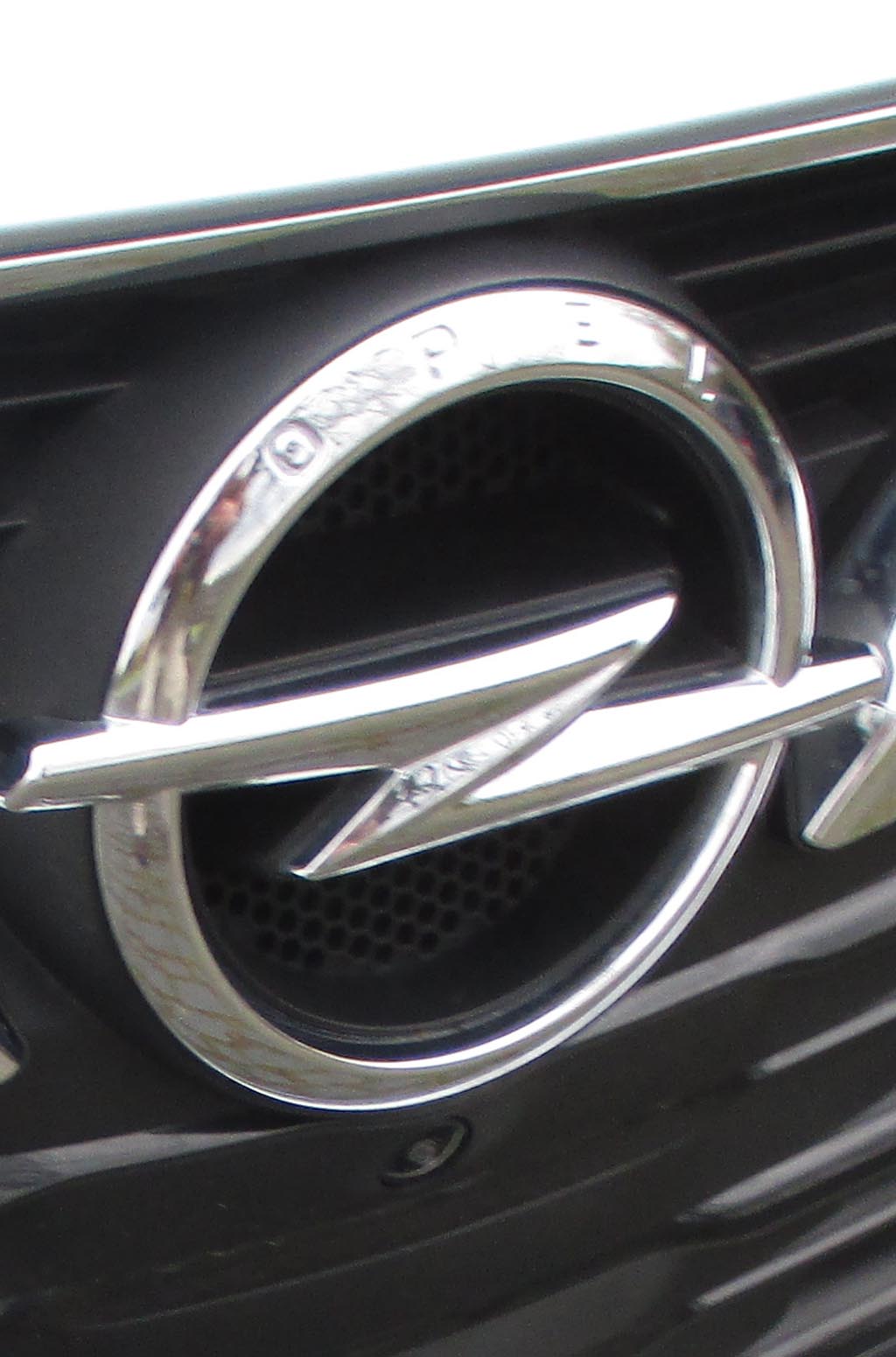 Opel Insignia: Der Markenblitz sitzt vorn in einer Chromspange im oberen Teil des Kühlergrills.