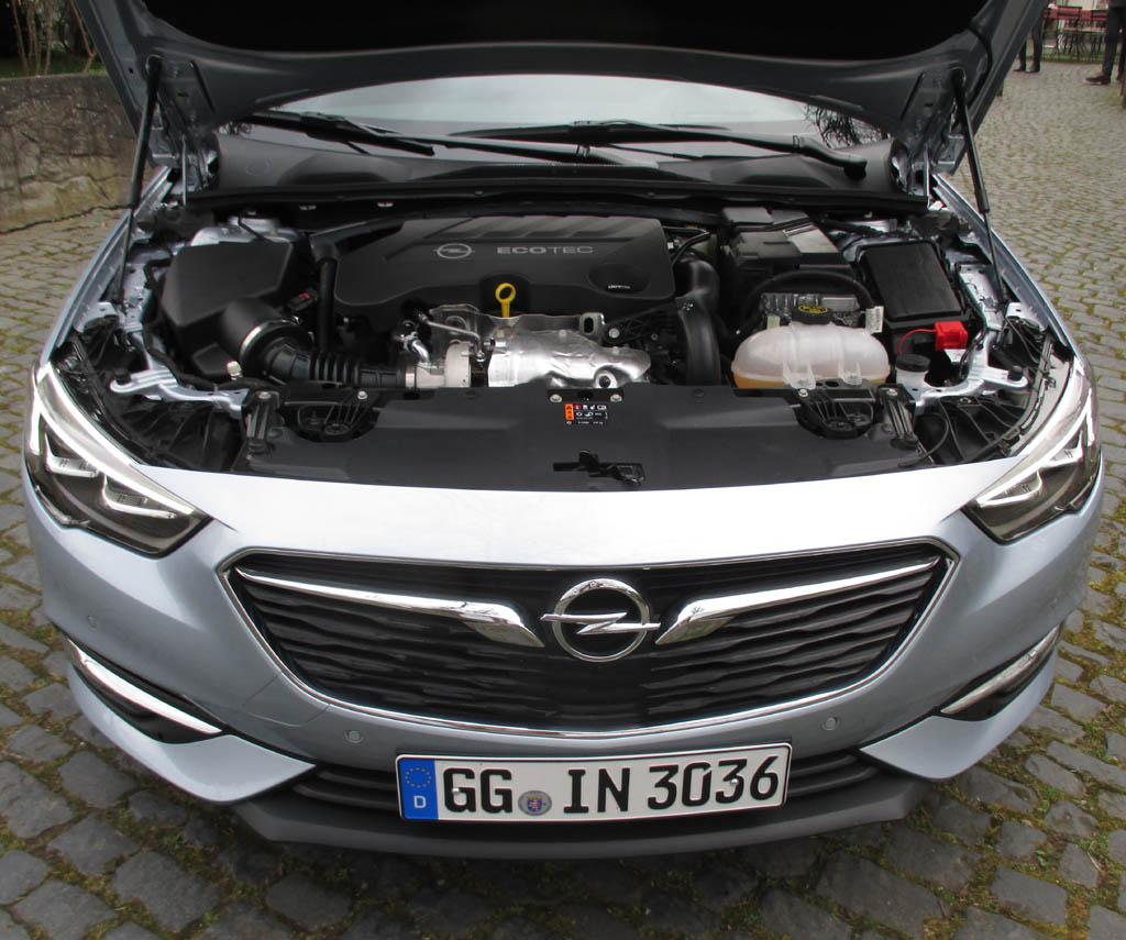 Opel Insignia: Blick unter die Haube, hier bei einem der drei Diesel.