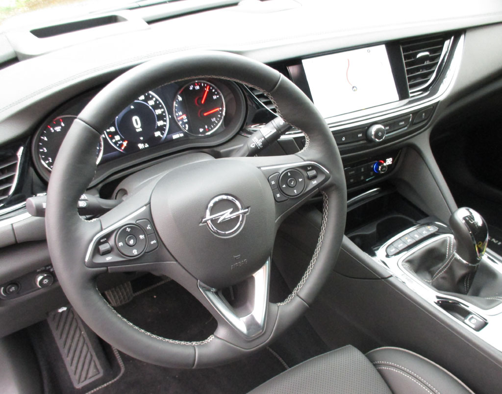Opel Insignia: Im Cockpit geht es recht wertig zu.