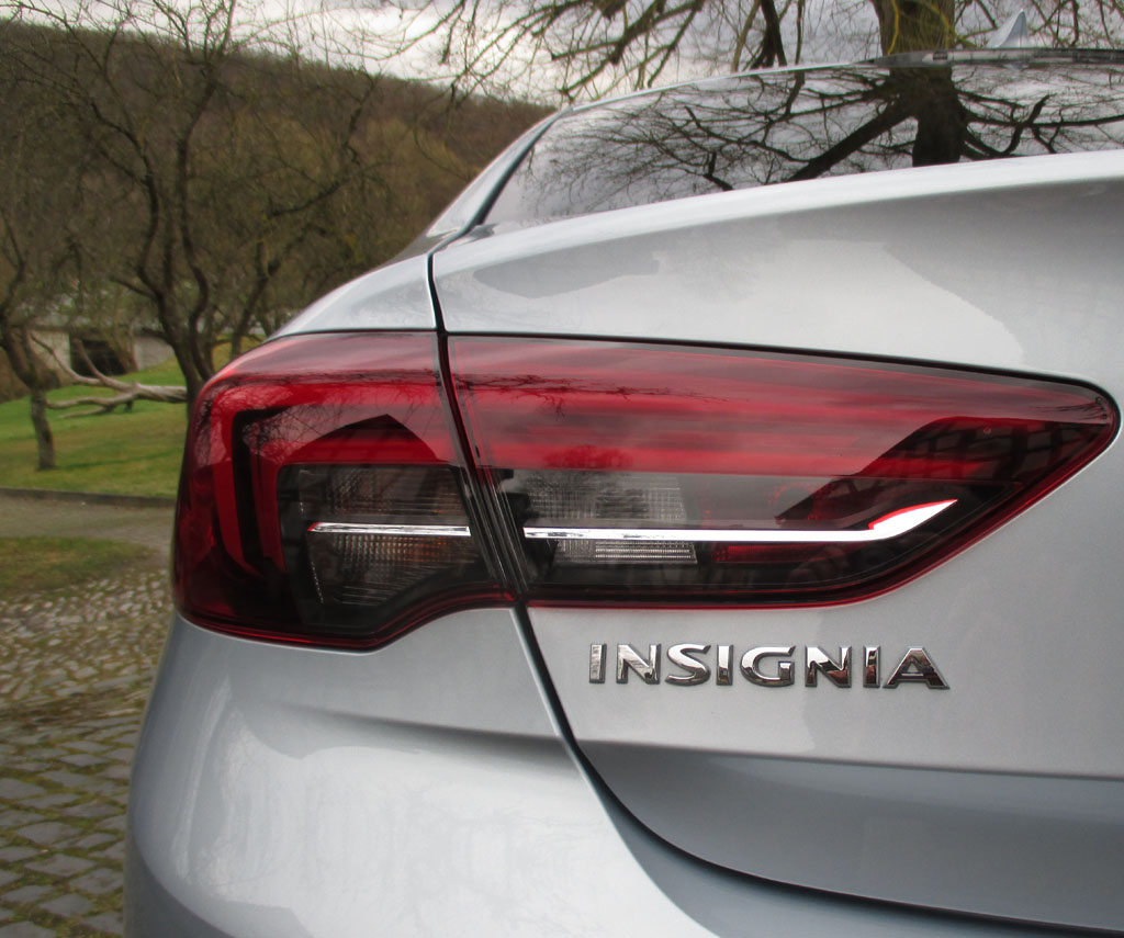 Opel Insignia: Moderne Leuchteinheit mit Modellschriftzug am Heck.