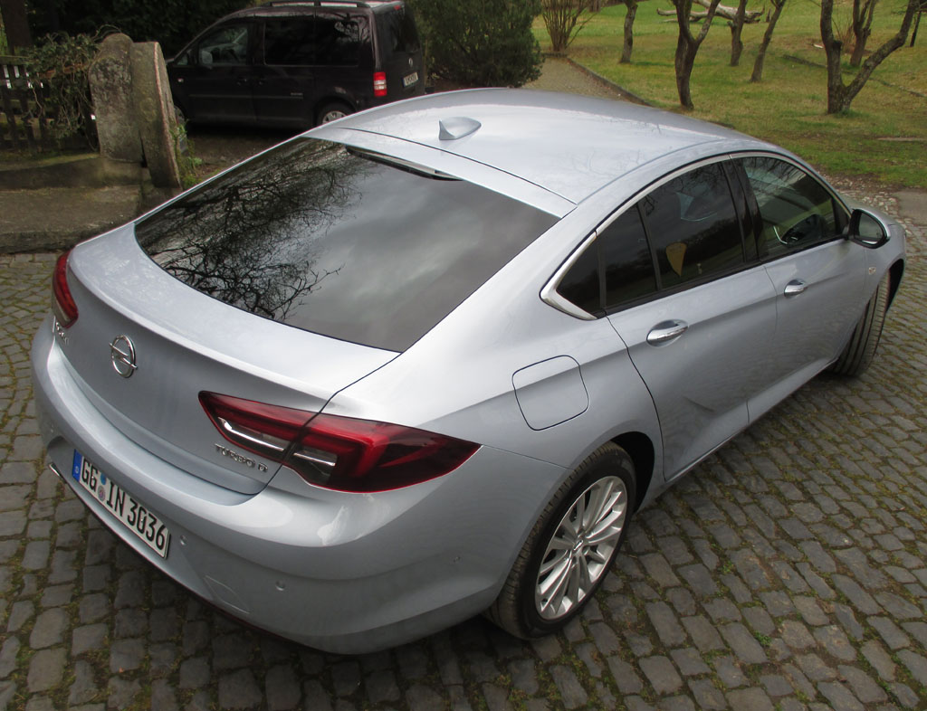 Opel Insignia: Heck-/Seitenansicht.