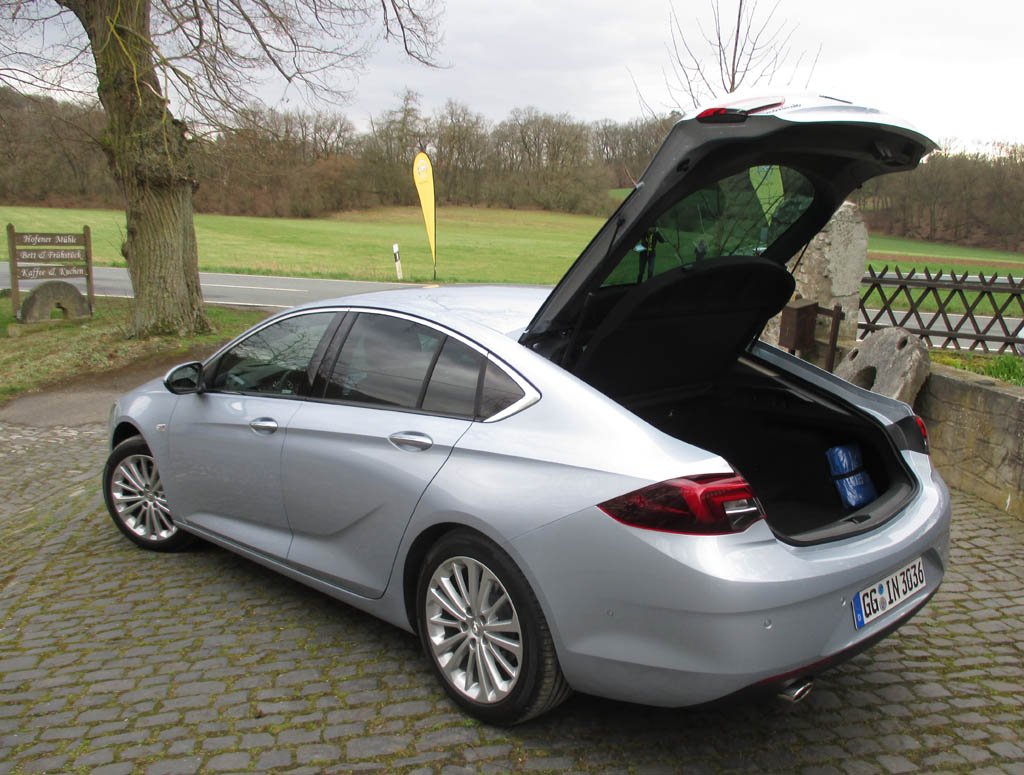 Opel Insignia: Das Gepäckabteil der Limousine fasst 490 bis 1450 Liter.