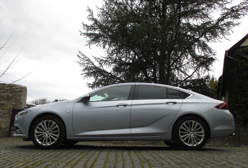 Opel Insignia: Und so sieht der formschöne neue Grand Sport von der Seite aus.