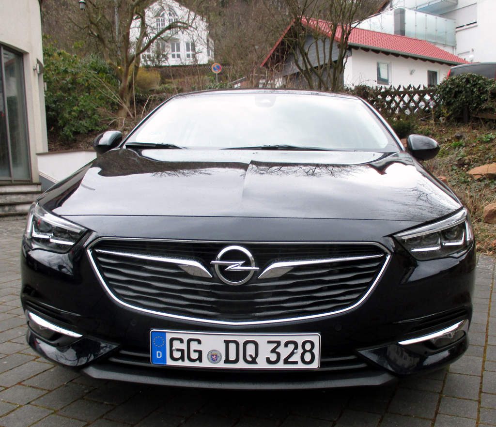 Opel Insignia Grand Sport: Schon die Front ist ziemlich markant. Fotos: Koch