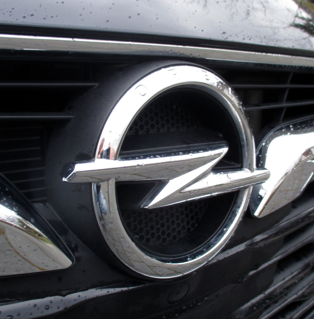 Opel Insignia Grand Sport: Der Markenblitz sitzt vorn im Kühlergrill. 
