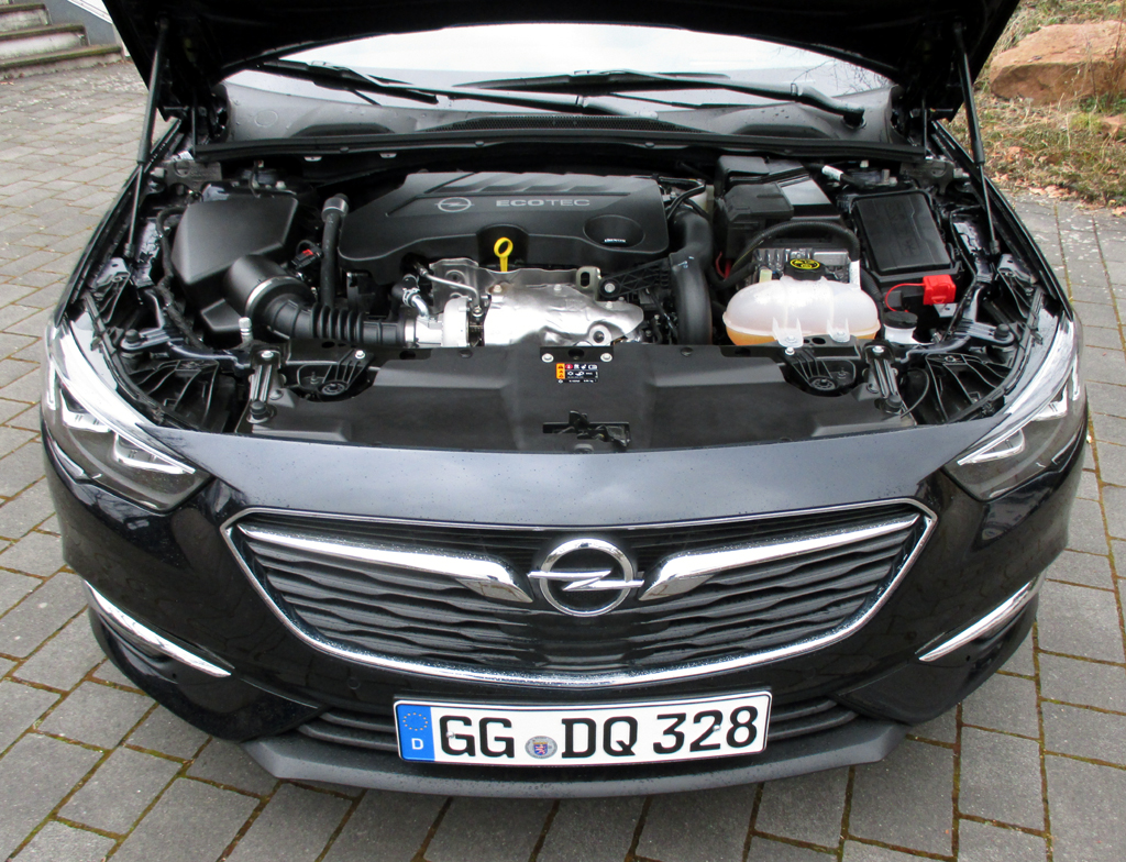 Opel Insignia Grand Sport: Blick unter die Haube auf den 2,0-Liter-Selbstzünder.
