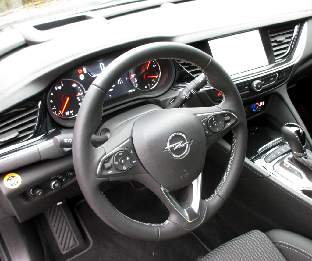 Opel Insignia Grand Sport: Im Cockpit geht es inzwischen noch viel übersichtlicher zu.