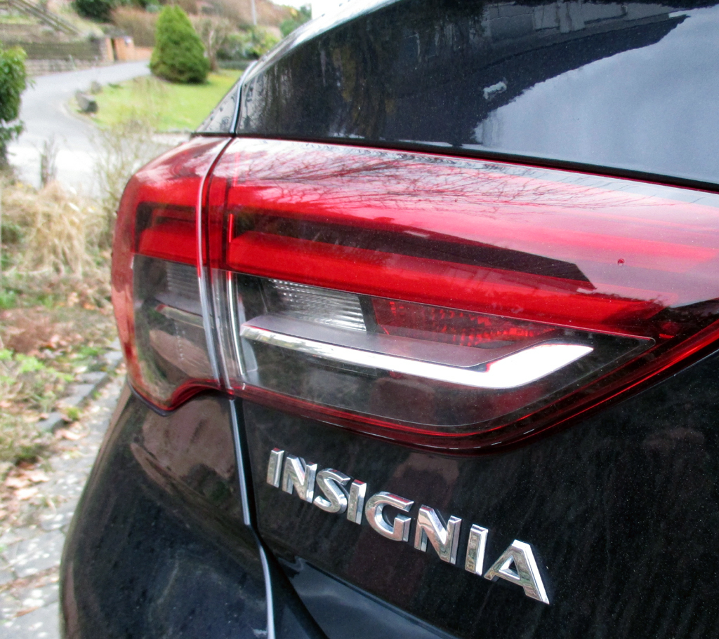 Opel Insignia Grand Sport: Moderne Leuchteinheit hinten mit Modellschriftzug.