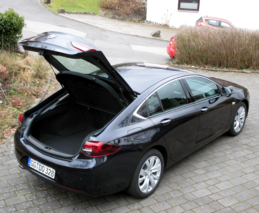 Opel Insignia Grand Sport: Das recht große und leicht zu beladende Gepäckabteil fasst 490 bis 1450 Liter. 