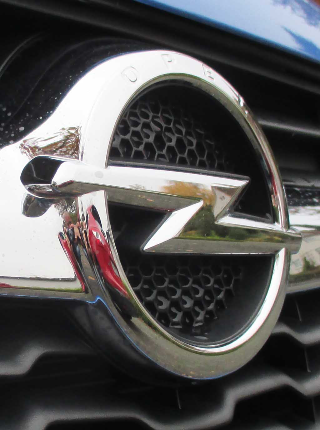 Opel Karl: Der Markenblitz sitzt vorn in einer Chromspange im Kühlergrill.