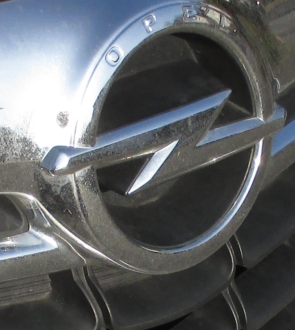 Opel Mokka: Das Markenlogo sitzt vorn in einer Chromspange oben am Kühlergrill.