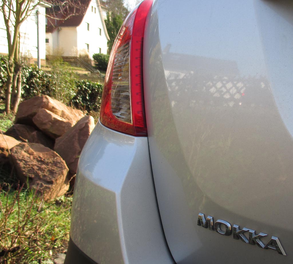 Opel Mokka: Moderne Leuchteinheit hinten mit Modellschriftzug.