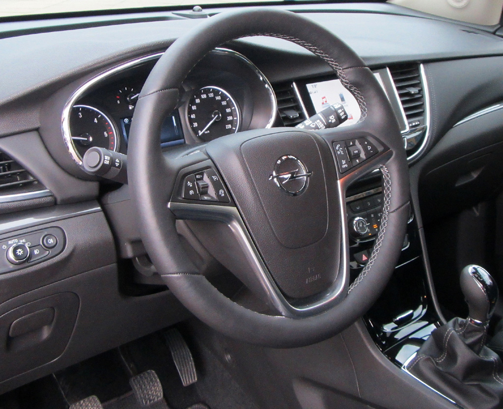 Opel Mokka X: Blick ins inzwischen doch etwas übersichtlichere Cockpit.