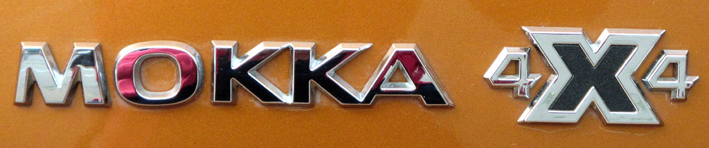 Opel Mokka X: Modellschriftzug mit Antriebskennung, hier Allrad, am Heck.