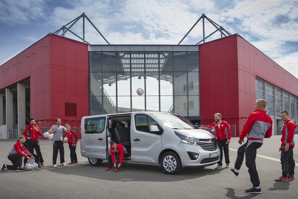 Opel Vivaro, hier der Kombi vor dem jetzt Opel-Arena heißenden Stadion in Mainz.