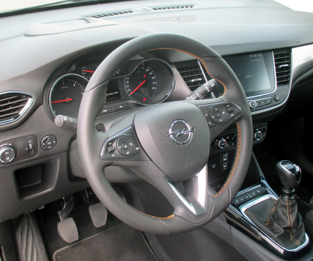 X-Champ II: Blick ins recht übersichtliche Cockpit beim Crossland X, ...