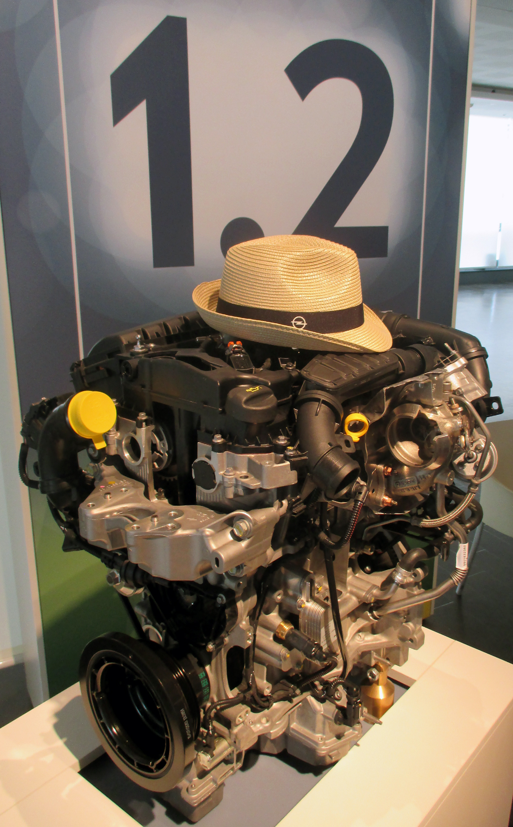 In Sachen neuer Testzyklus und neue Grenzwerte für Motoren ist Opel schon ziemlich weit - sogar mit Hut