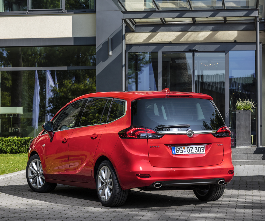 Opel Zafira: Heck-/Seitenansicht des Kompaktvans.